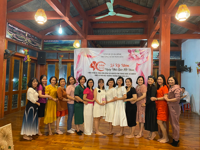 A group of people posing for a photo
Description automatically generated with medium confidence