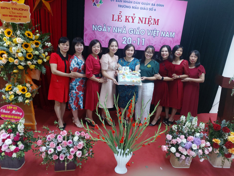 A group of people posing for a photo
Description automatically generated with medium confidence