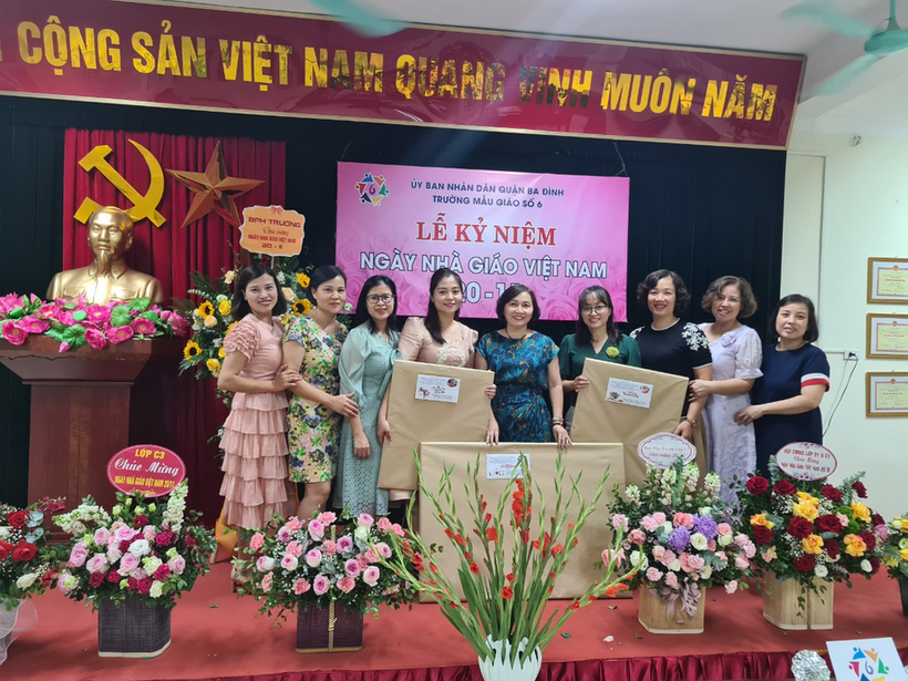 A group of women posing for a photo
Description automatically generated with medium confidence