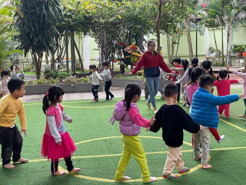 A group of children playing in a park

Description automatically generated with medium confidence