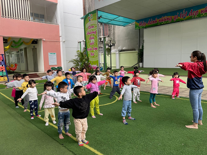 A group of children playing in a yard

Description automatically generated with low confidence