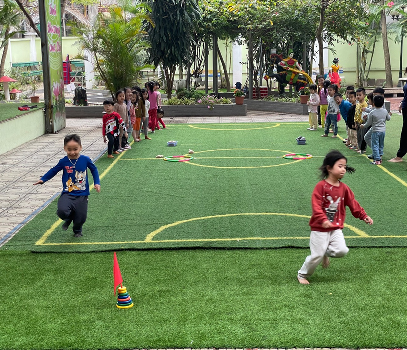 Children running on a grass field

Description automatically generated with low confidence