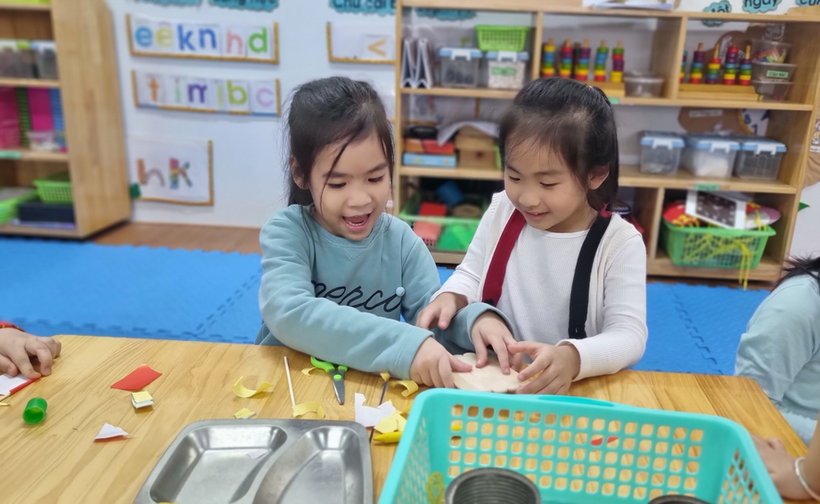 A picture containing text, indoor, person
Description automatically generated