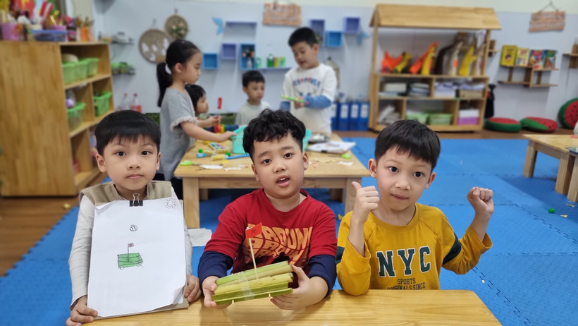 A group of children sitting at a table
Description automatically generated with low confidence