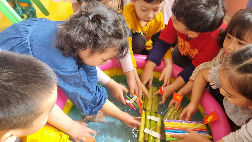 A group of children playing with toys
Description automatically generated with low confidence