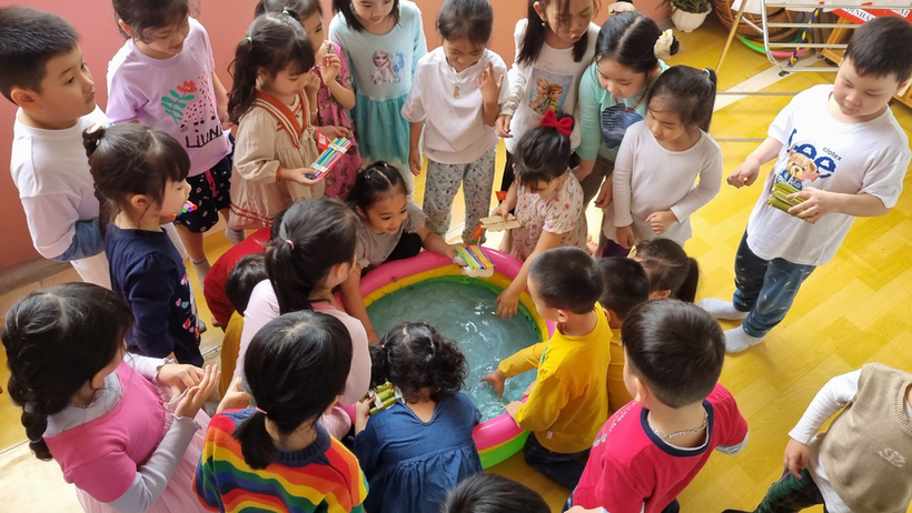 A picture containing person, child, group, young
Description automatically generated