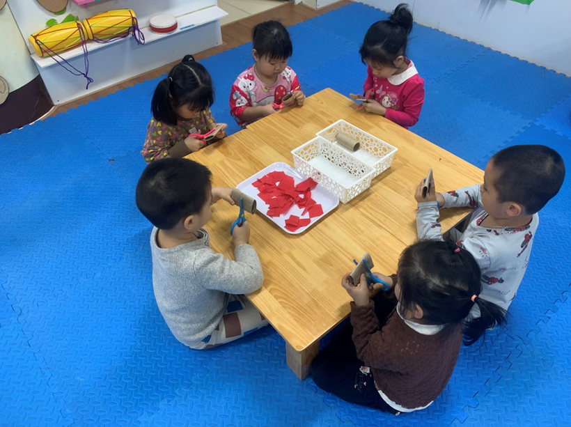 C:\Users\Lop B1\Desktop\anh hoạt dong\z4184257931933_6535bbae6464bbb3c02ce1f6bedc3804.jpg