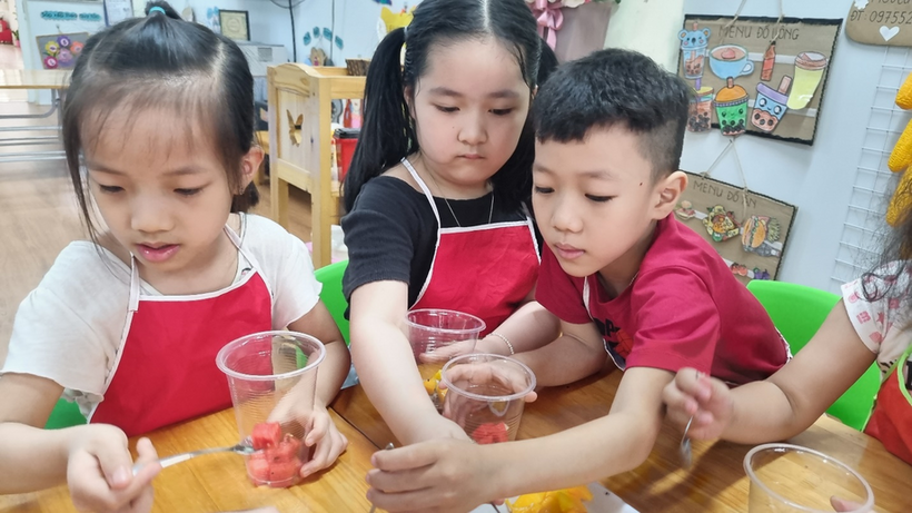 A group of children sitting at a table
Description automatically generated with low confidence