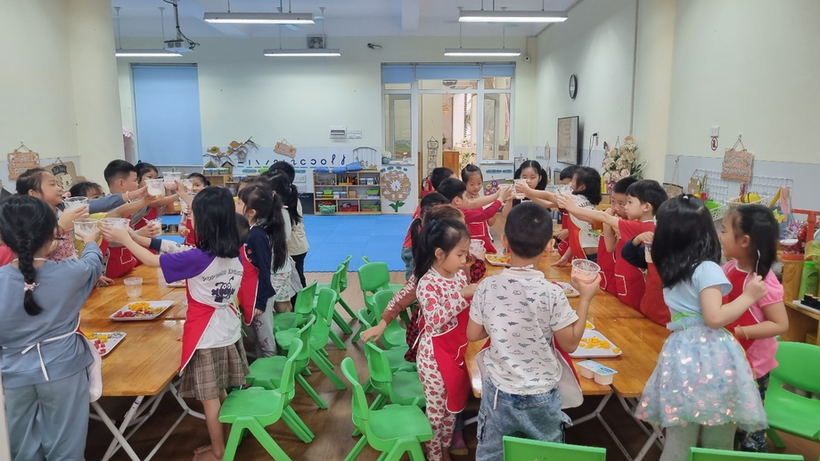 A group of children in a classroom
Description automatically generated with medium confidence