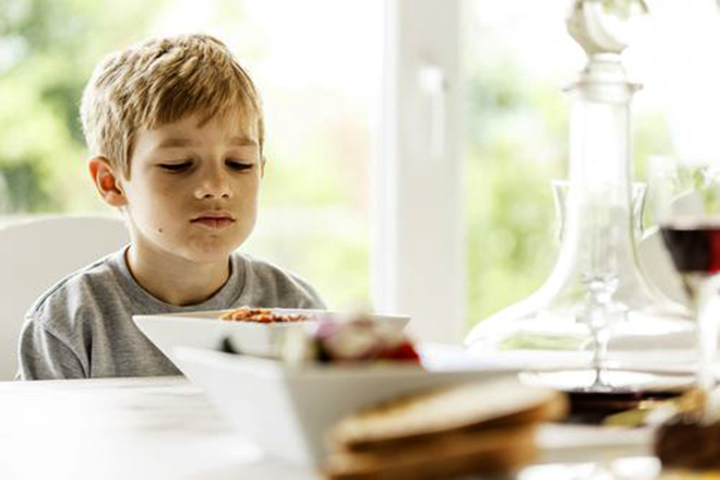 Bé trai tự nhiên biếng ăn