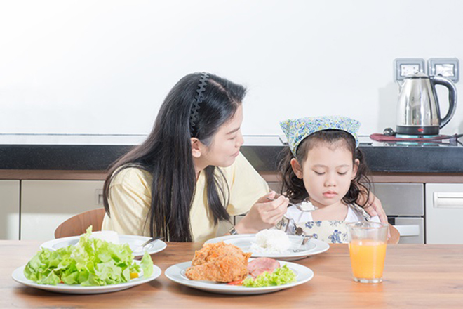 Trẻ bị ép ăn