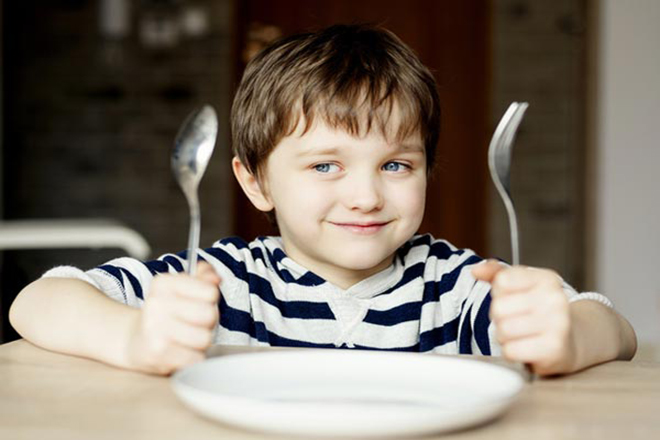 Bé trai và chiếc đĩa không