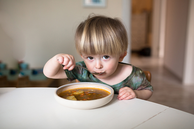 Bé trai đang ăn xúp