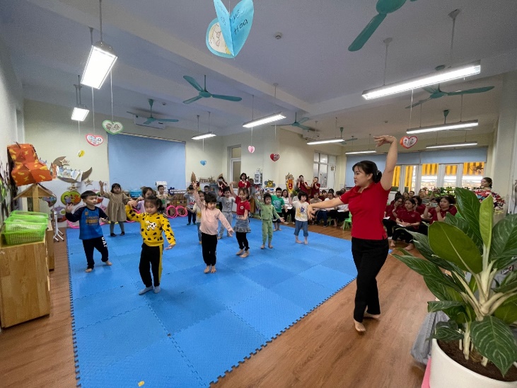 A picture containing indoor, ceiling, floor, wall

Description automatically generated