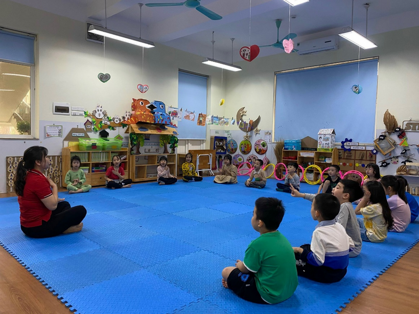 A group of children sitting on the floor in a room
Description automatically generated with medium confidence