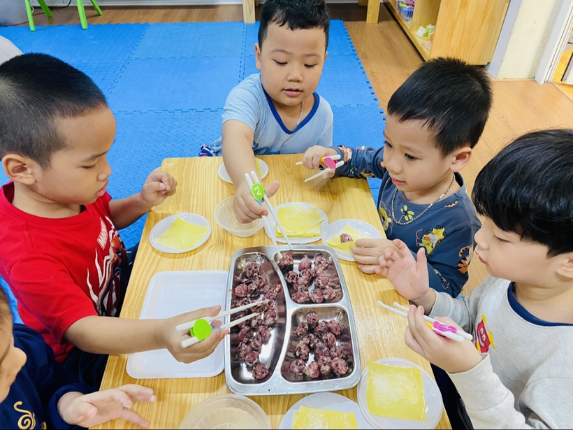 A picture containing person, child, child, indoor
Description automatically generated