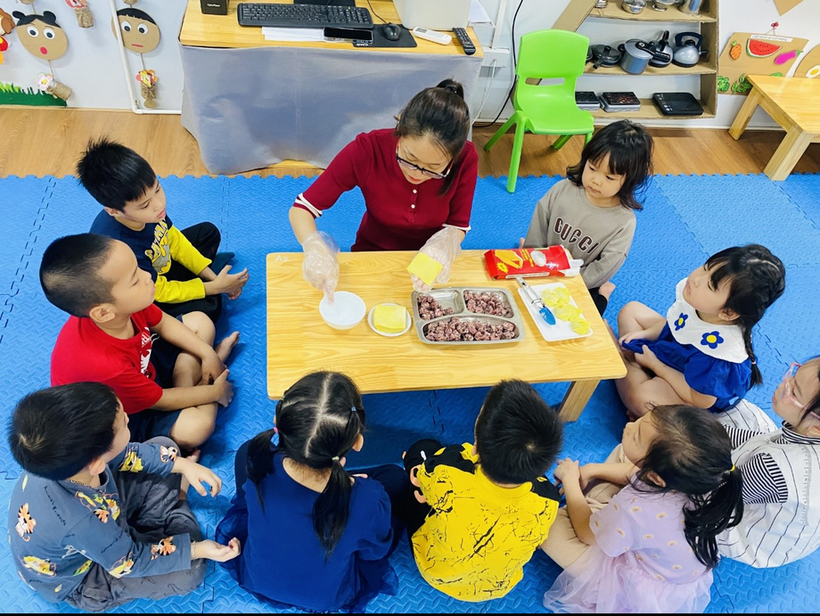 A group of children playing a board game
Description automatically generated with medium confidence