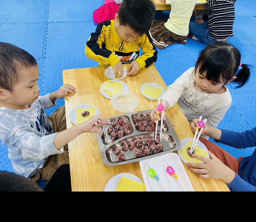 A picture containing person, child, child, indoor
Description automatically generated