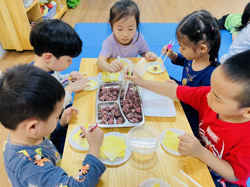 A picture containing person, child, child, young
Description automatically generated