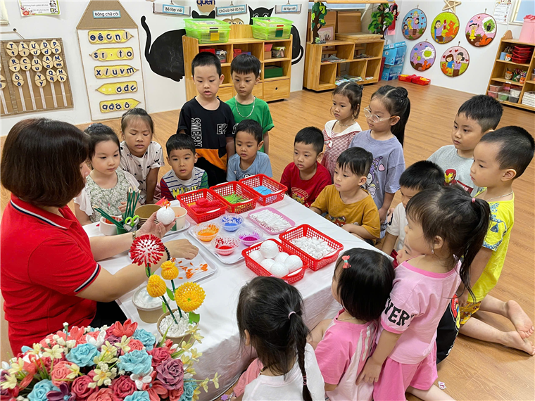 A group of children around a table

Description automatically generated