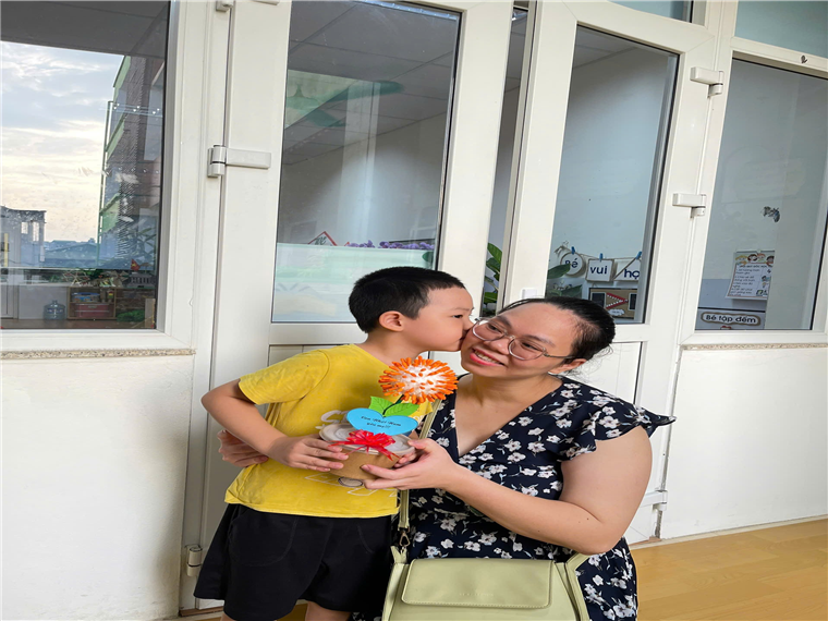 A person kissing a child's cheek

Description automatically generated