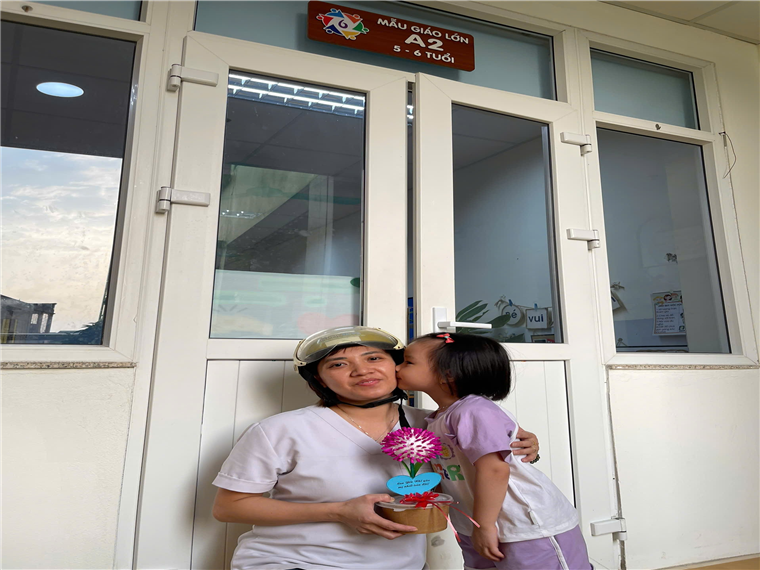 A child kissing a person's cheek

Description automatically generated