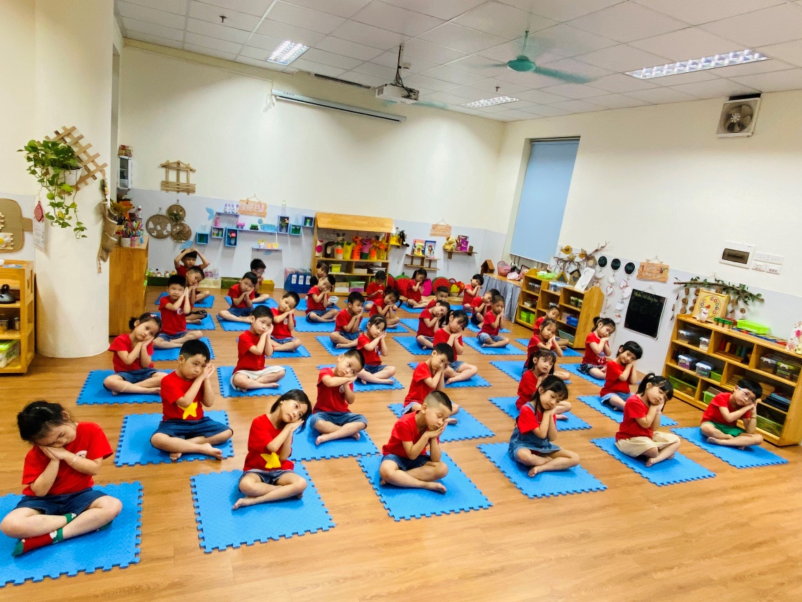 A group of children in a classroom
Description automatically generated