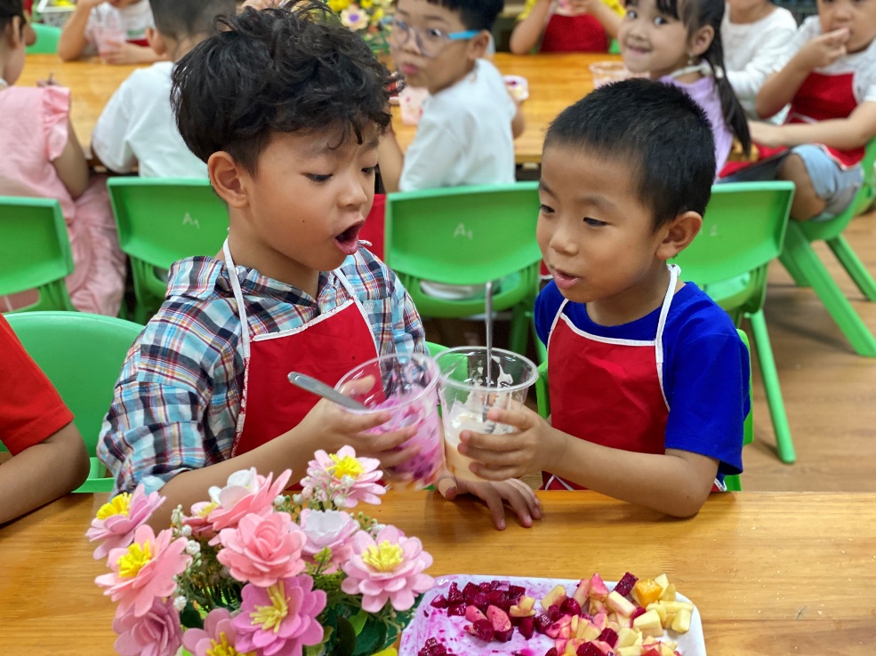 A group of kids sitting at a table
Description automatically generated