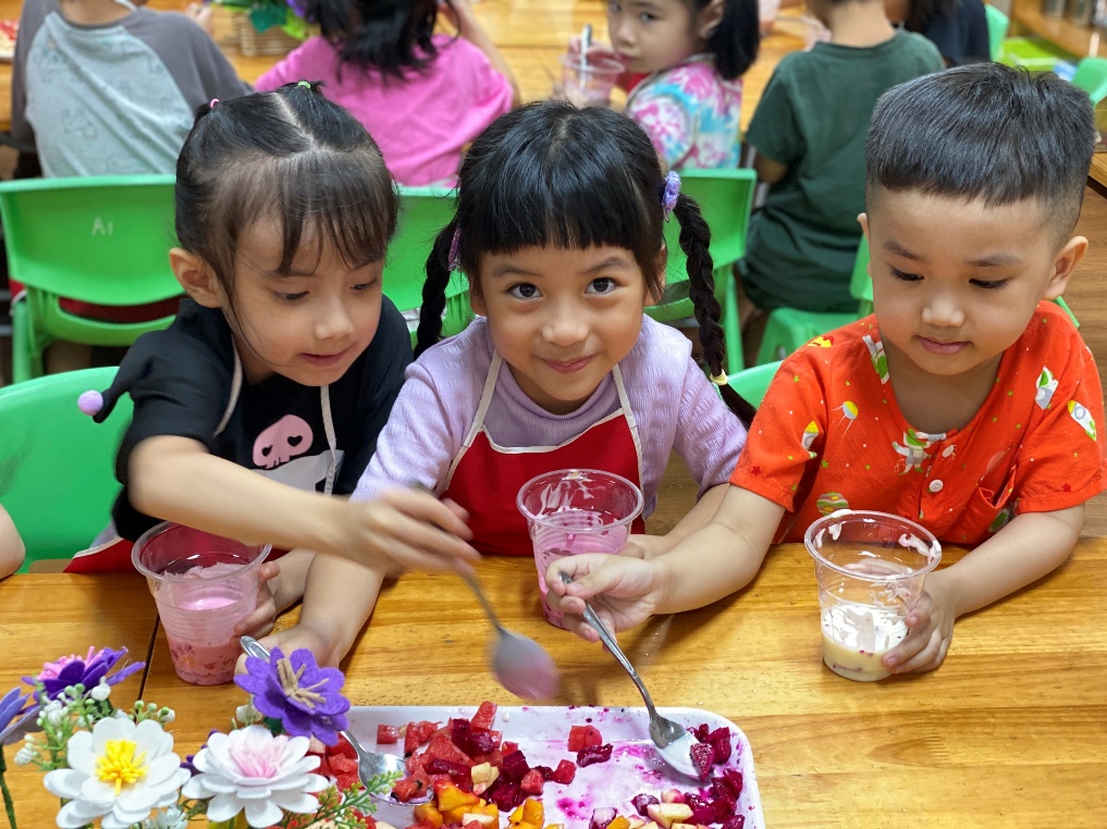 A group of children sitting at a table
Description automatically generated