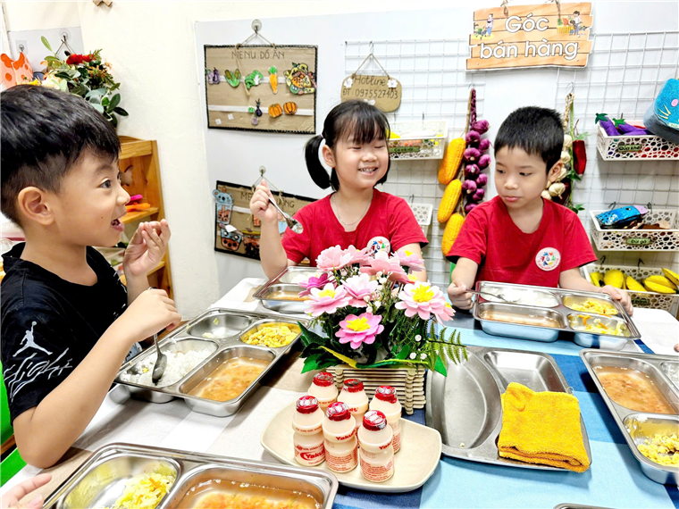 A group of children eating at a table
Description automatically generated