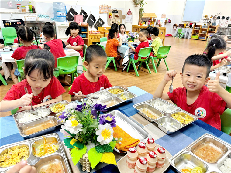 A group of children eating in a classroom
Description automatically generated