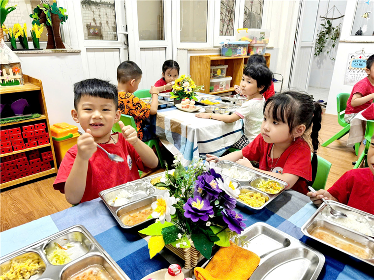 A group of children eating at a table
Description automatically generated