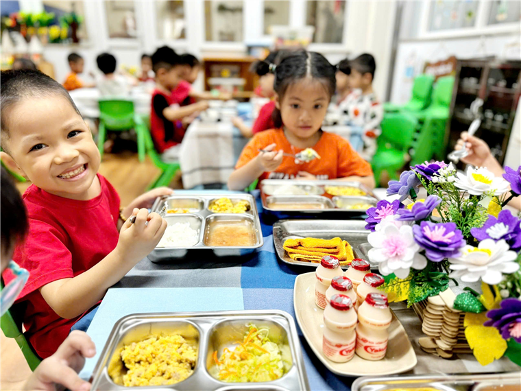 A group of children eating at a table
Description automatically generated