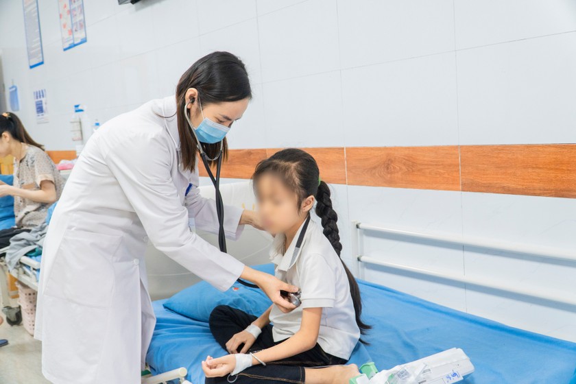 Bé gái 10 tuổi suy đa tạng vì bệnh dễ nhầm với sốt xuất huyết | Báo Pháp luật Việt Nam điện tử