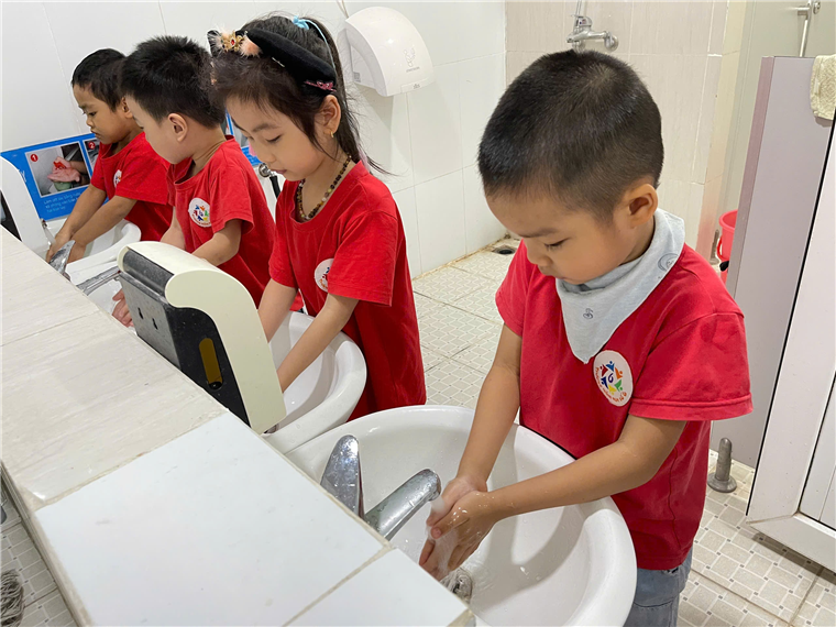 A group of children washing hands in sinks
Description automatically generated