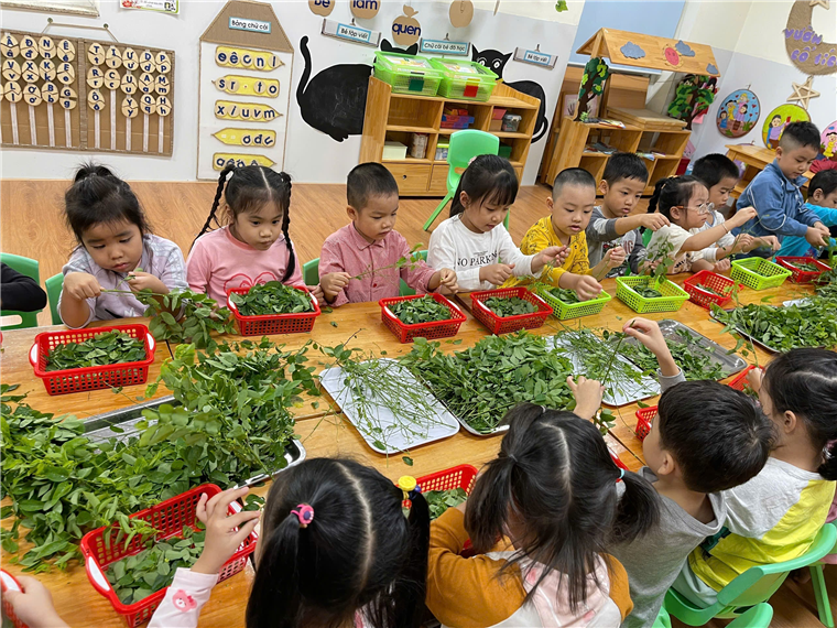 A group of children in a classroom
Description automatically generated