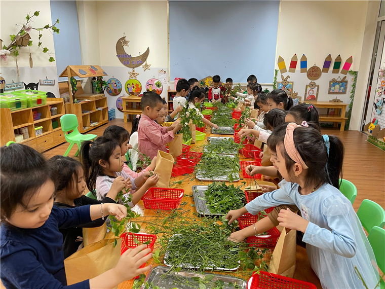 A group of children in a classroom
Description automatically generated