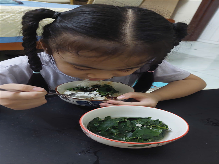 A child eating food from a bowl
Description automatically generated
