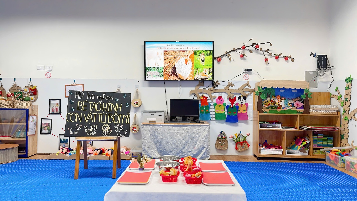 A room with a tv and a table

Description automatically generated