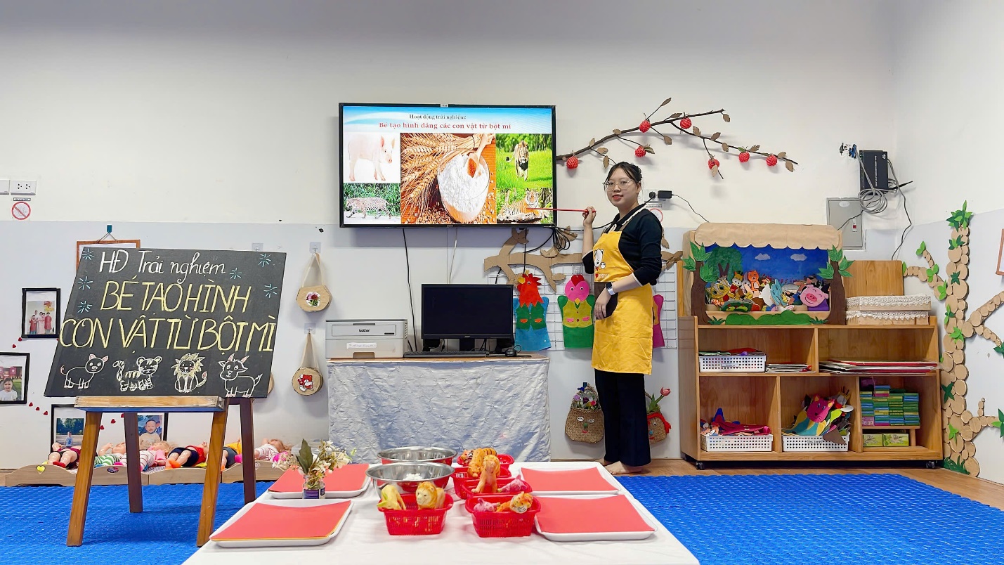 A person standing in a room

Description automatically generated