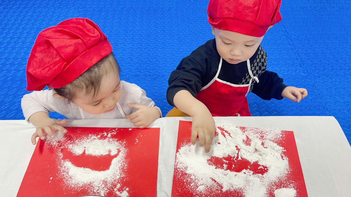 A couple of babies wearing red hats and red hats

Description automatically generated
