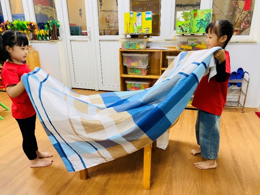 A child holding a blanket

Description automatically generated