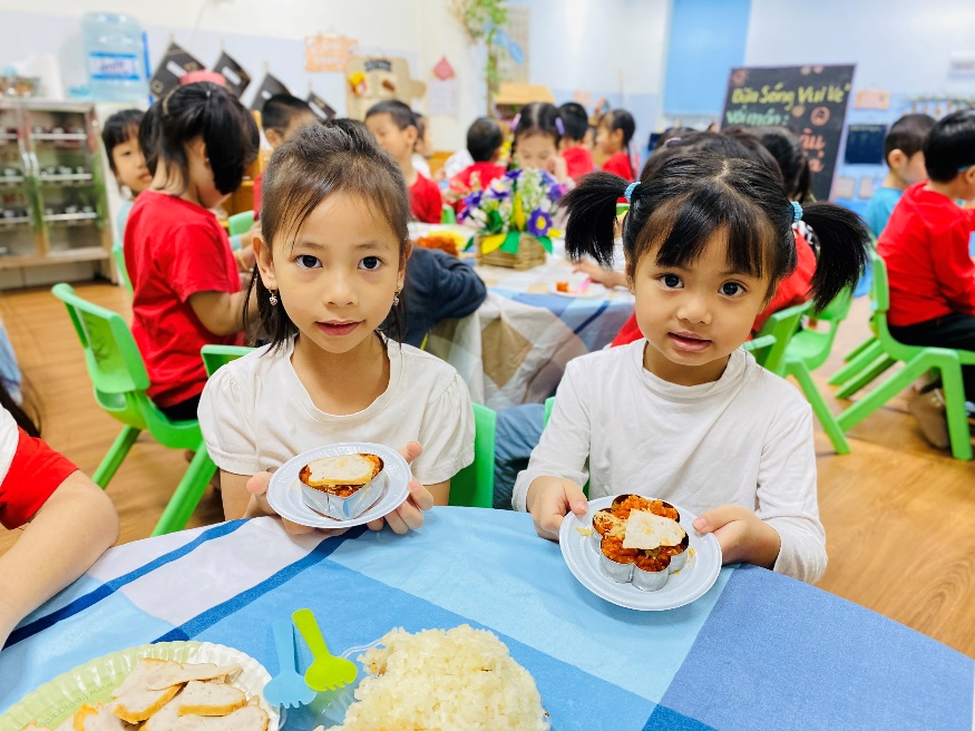 A group of children sitting at a table

Description automatically generated