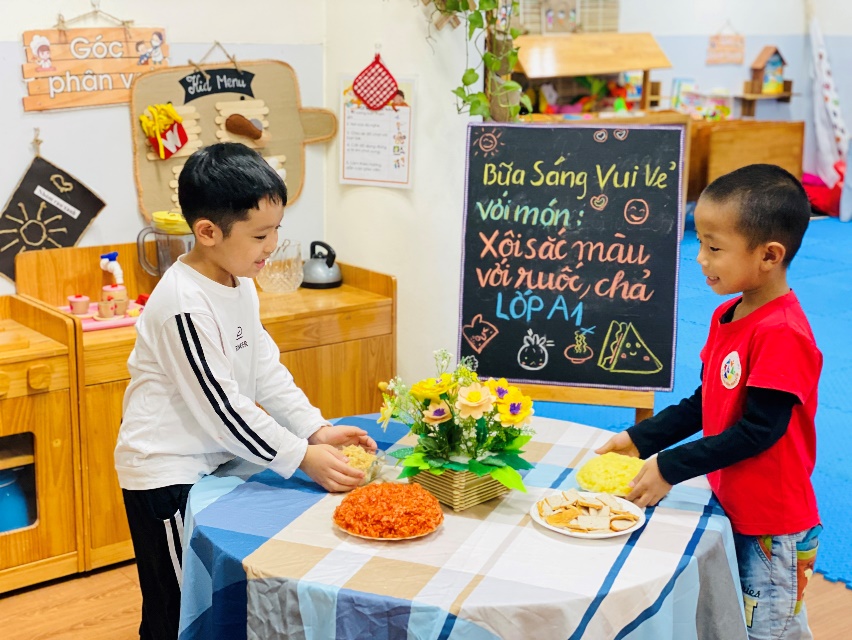 A group of kids eating at a table

Description automatically generated