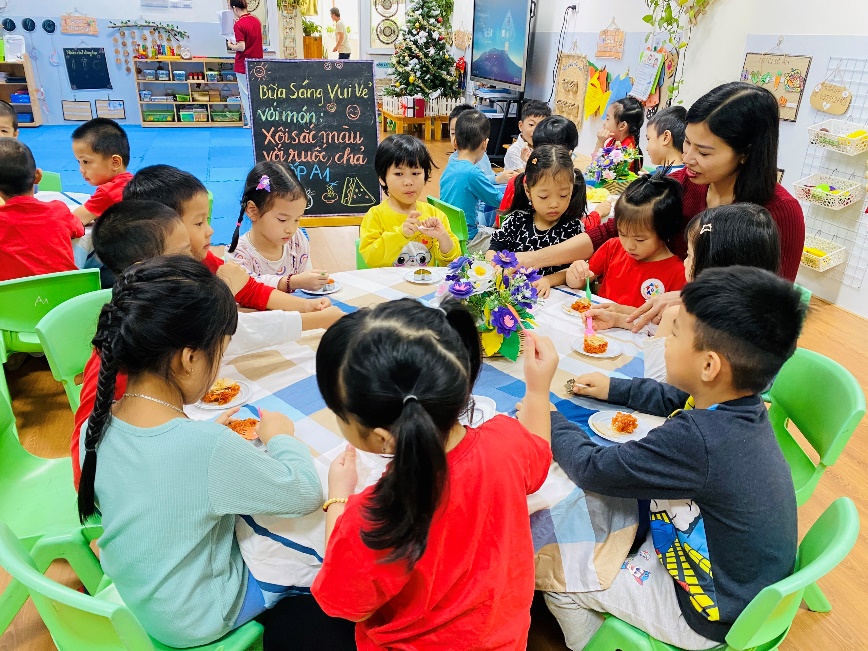 A group of children eating at a table

Description automatically generated