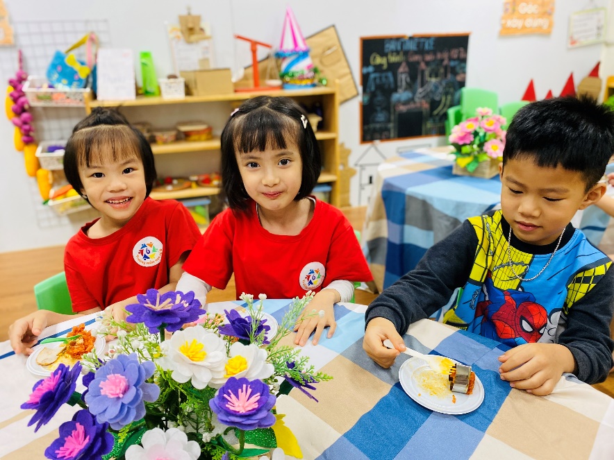 A group of children sitting at a table

Description automatically generated