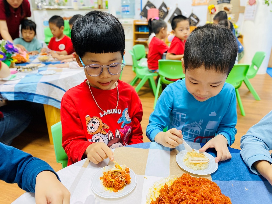A group of kids eating at a table

Description automatically generated
