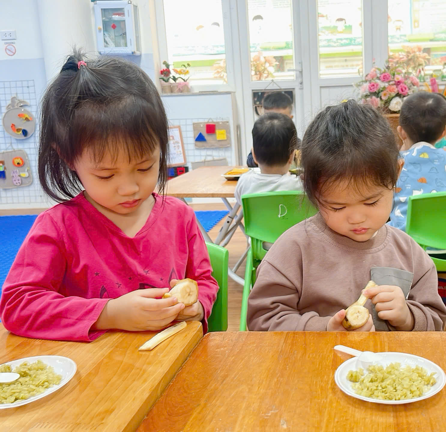 A group of children eating at a table

Description automatically generated