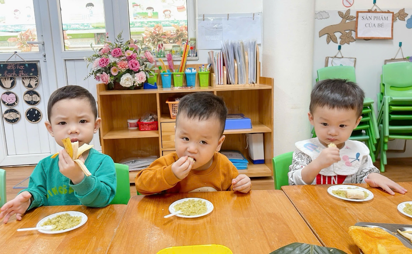 A group of young boys eating at a table

Description automatically generated