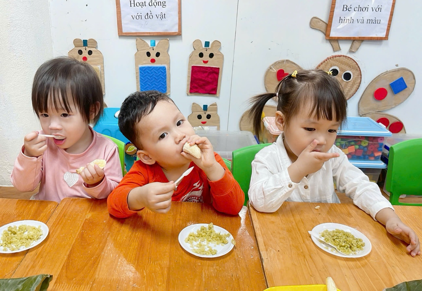 A group of children eating at a table

Description automatically generated